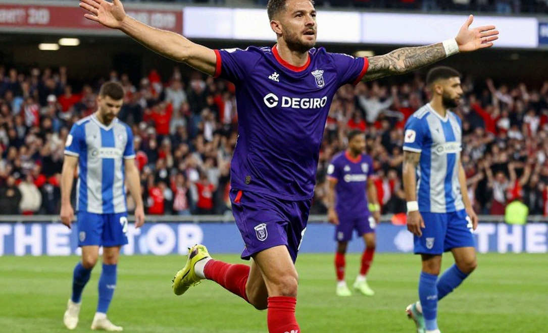 In the Shadow of the Back Three: Quinten Timber's Quiet Evening and the Invisible Fracture in the Dutch Midfield In the Shadow of the Back Three: Quinten Timber's Quiet Evening and the Invisible Fracture in the Dutch Midfield